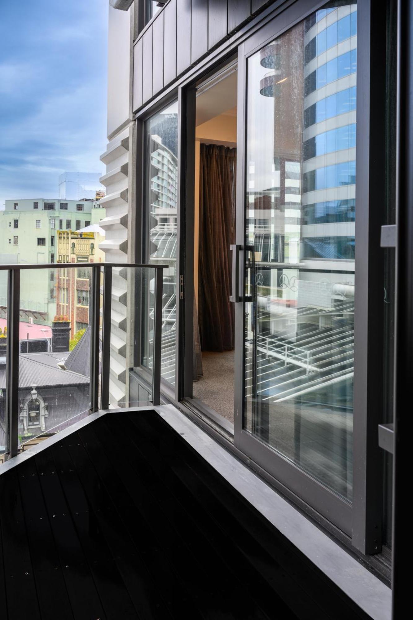 Boulcott Suites Wellington Luaran gambar A glass door
