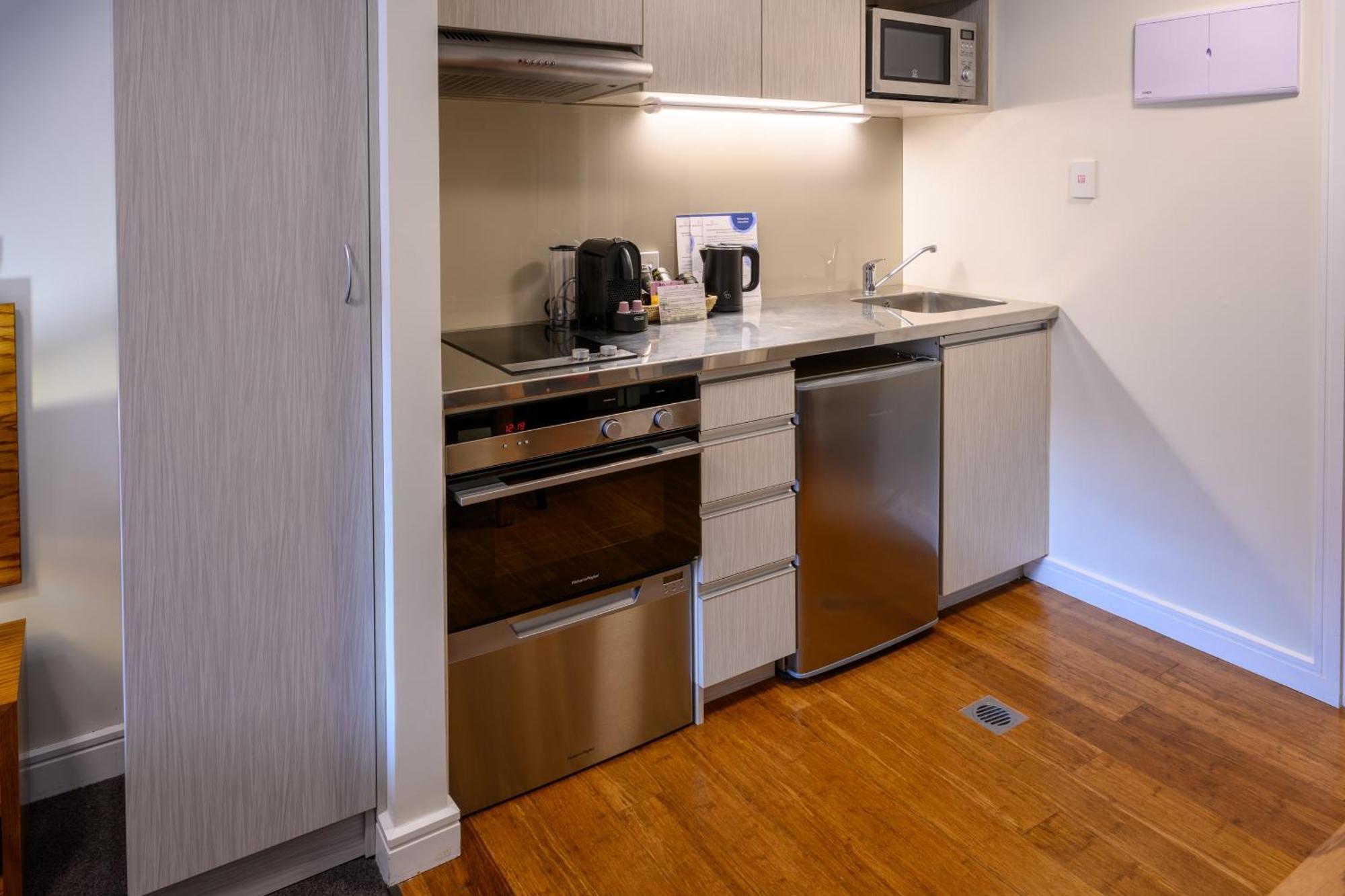 Boulcott Suites Wellington Luaran gambar A kitchenette in a hotel room