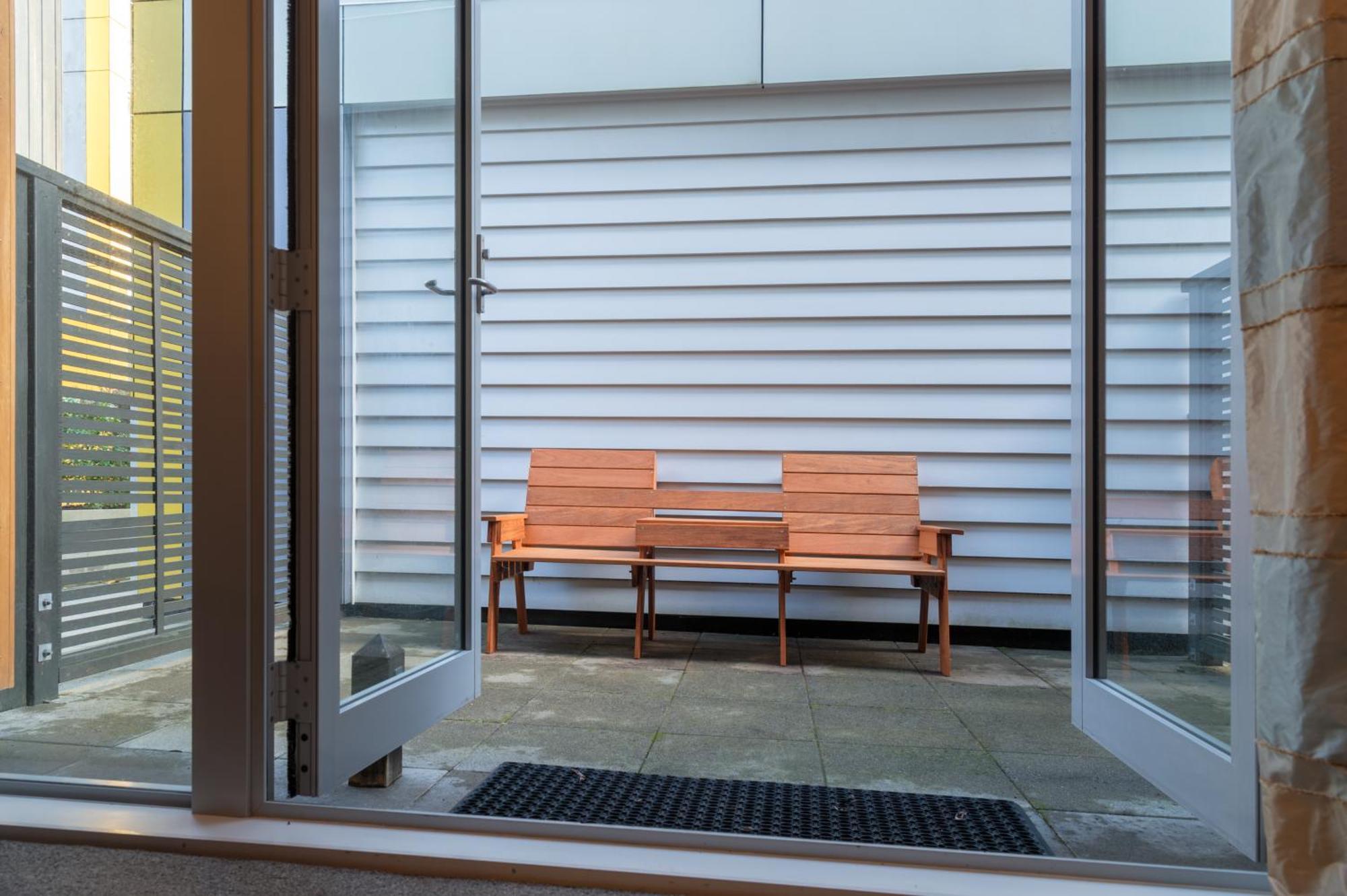 Boulcott Suites Wellington Luaran gambar A glass door