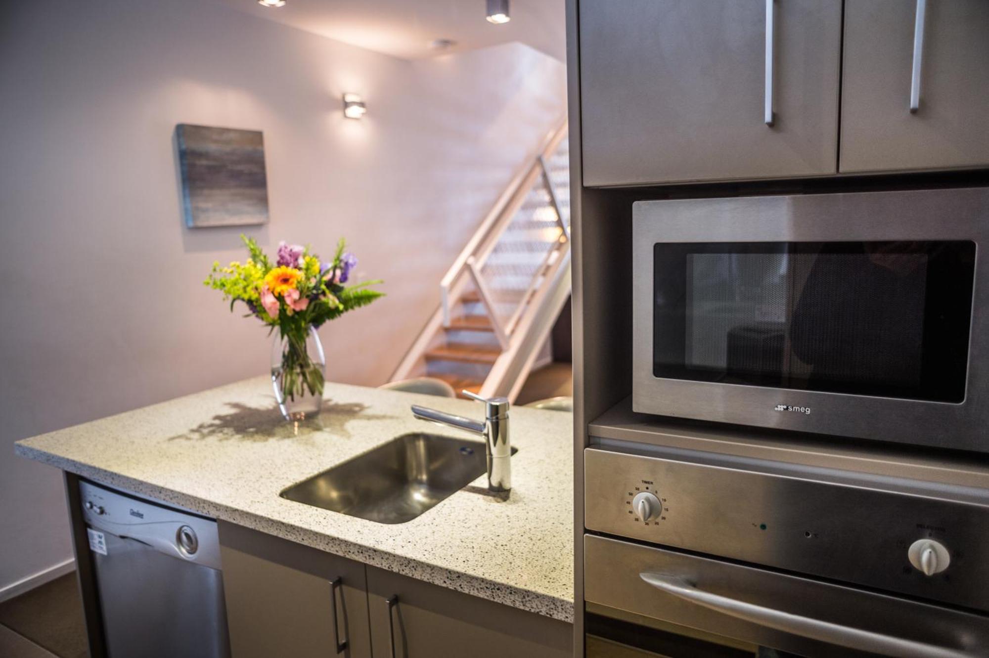 Boulcott Suites Wellington Bilik gambar A kitchen in a typical apartment